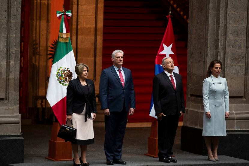 Andrés Manuel López Obrador (der.)  presidente de México, recibió al mandatario de Cuba...