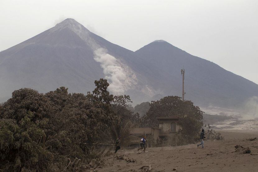 El Volcán de Fuego continúa expulsando cenizas y humo el lunes, a hora de su erupción en...