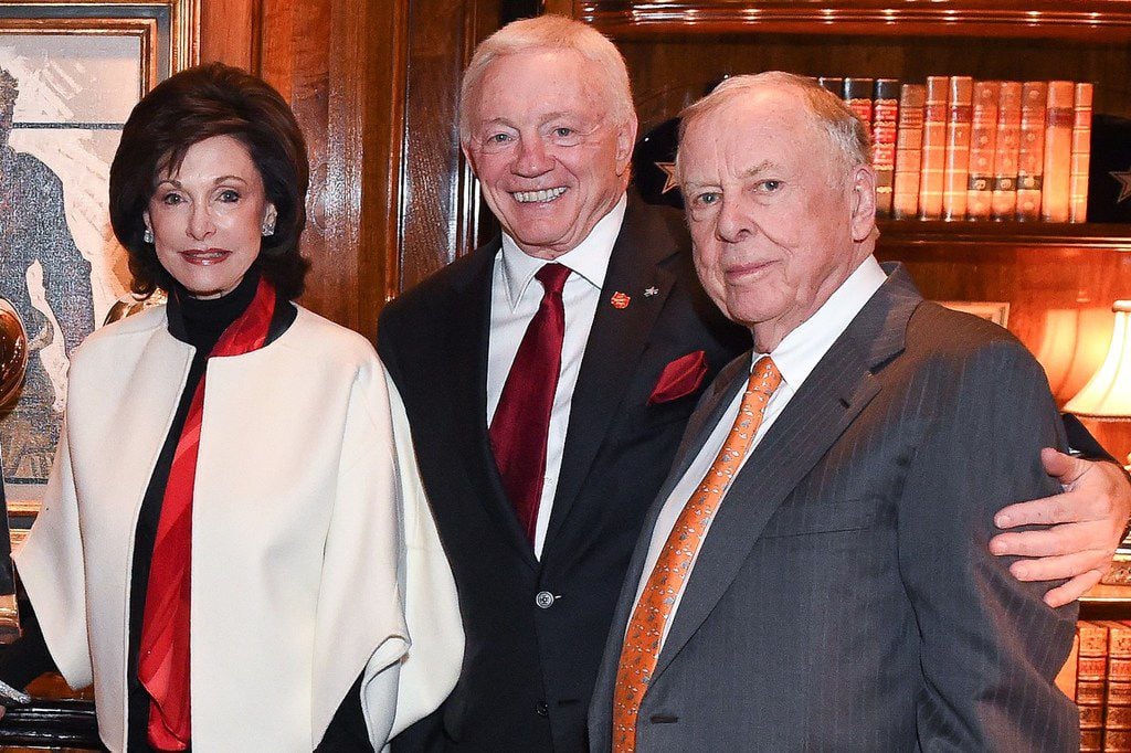 Gene and Jerry Jones posed with T. Boone Pickens in 2014.