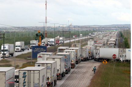 Fila de camiones de carga en el Puente Internacional de Laredo Texas y Nuevo Laredo,...