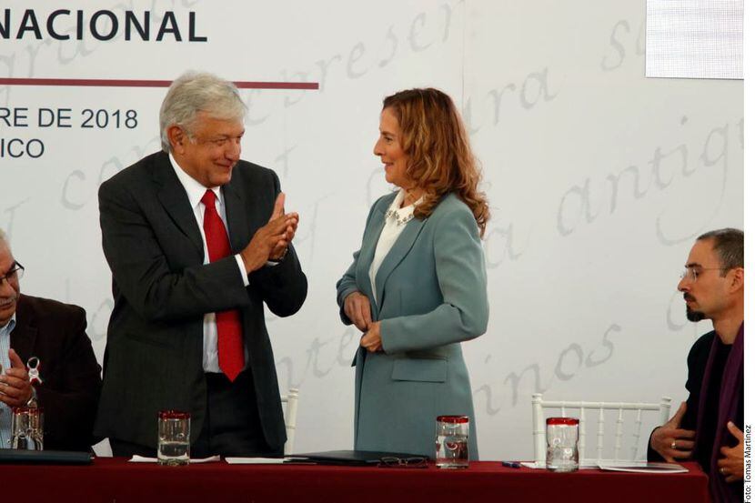 La escritora Beatriz Gutiérrez Müller (centro der.), esposa de Andrés Manuel López Obrador...