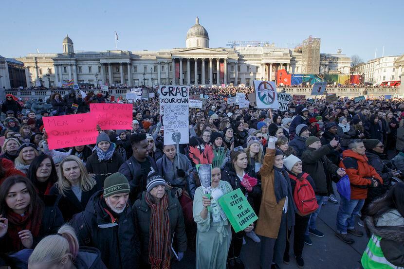 Manifestantes participan en la Marcha de las Mujeres en la Plaza Trafalgar en el centro de...