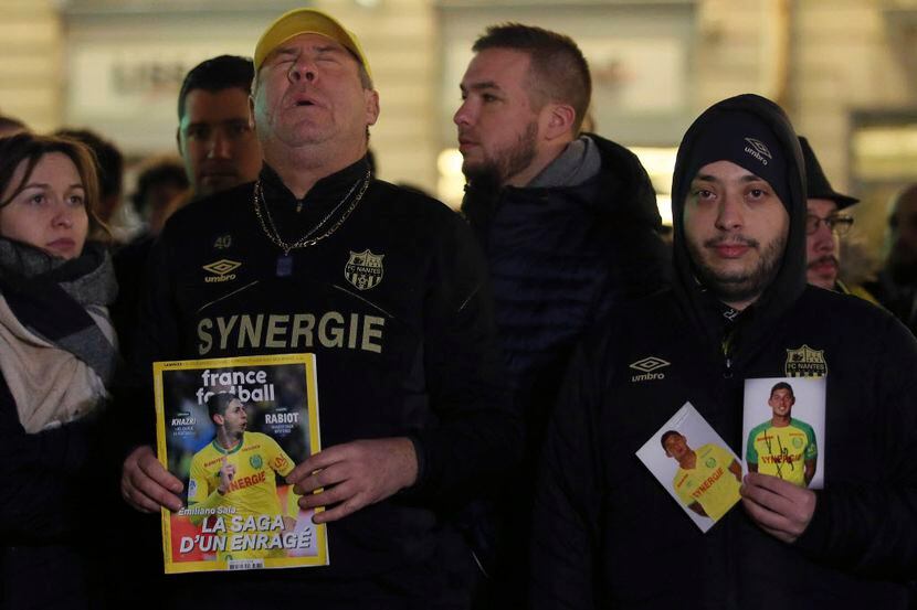 Fans realizan tributo al jugador argentino Emiliano Sala. (AP Photo/David Vincent)
