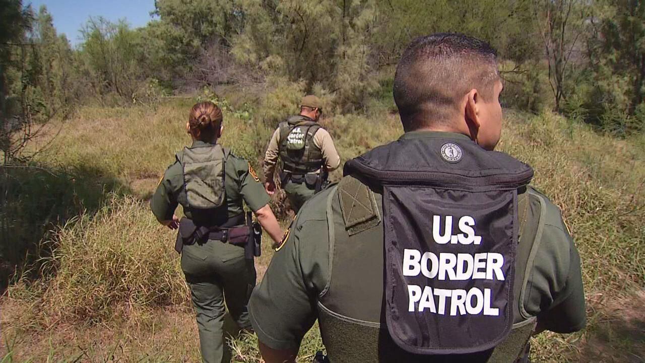 Agentes de la Patrulla Fronteriza recorren una zona cercana a la frontera con México....