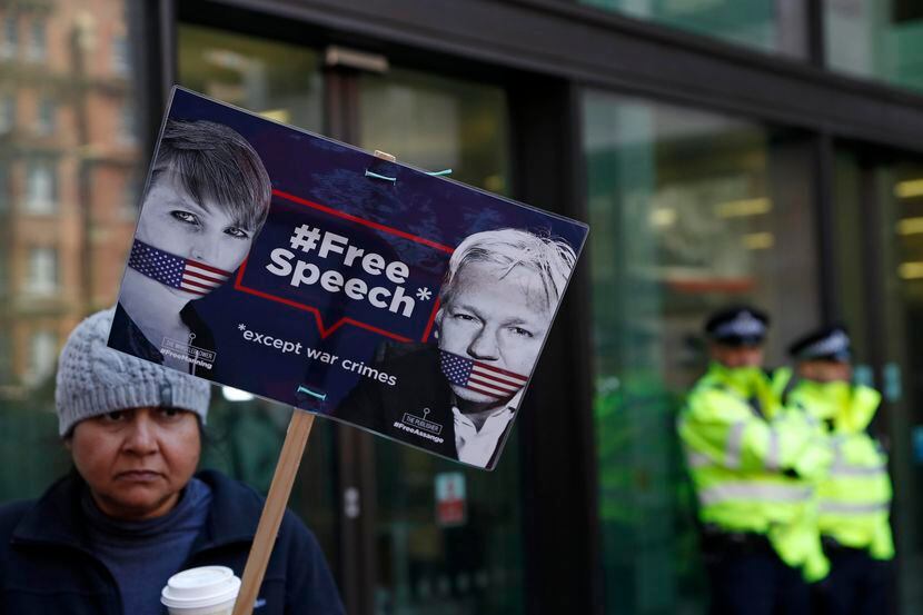 Una persona protesta afuera de una corte en Londres por el arresto de Julian Assange....