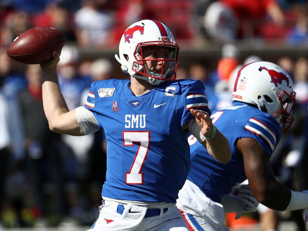 DALLAS, TEXAS - NOVEMBER 09:  Shane Buechele #7 of the Southern Methodist Mustangs throws...