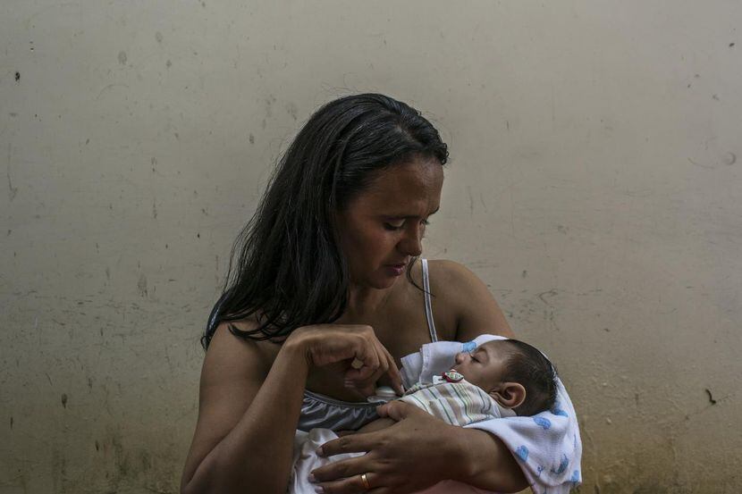 Roziline Ferreira de Mesquita junto a su bebé de tres meses que nació con microcefalia. NYT
