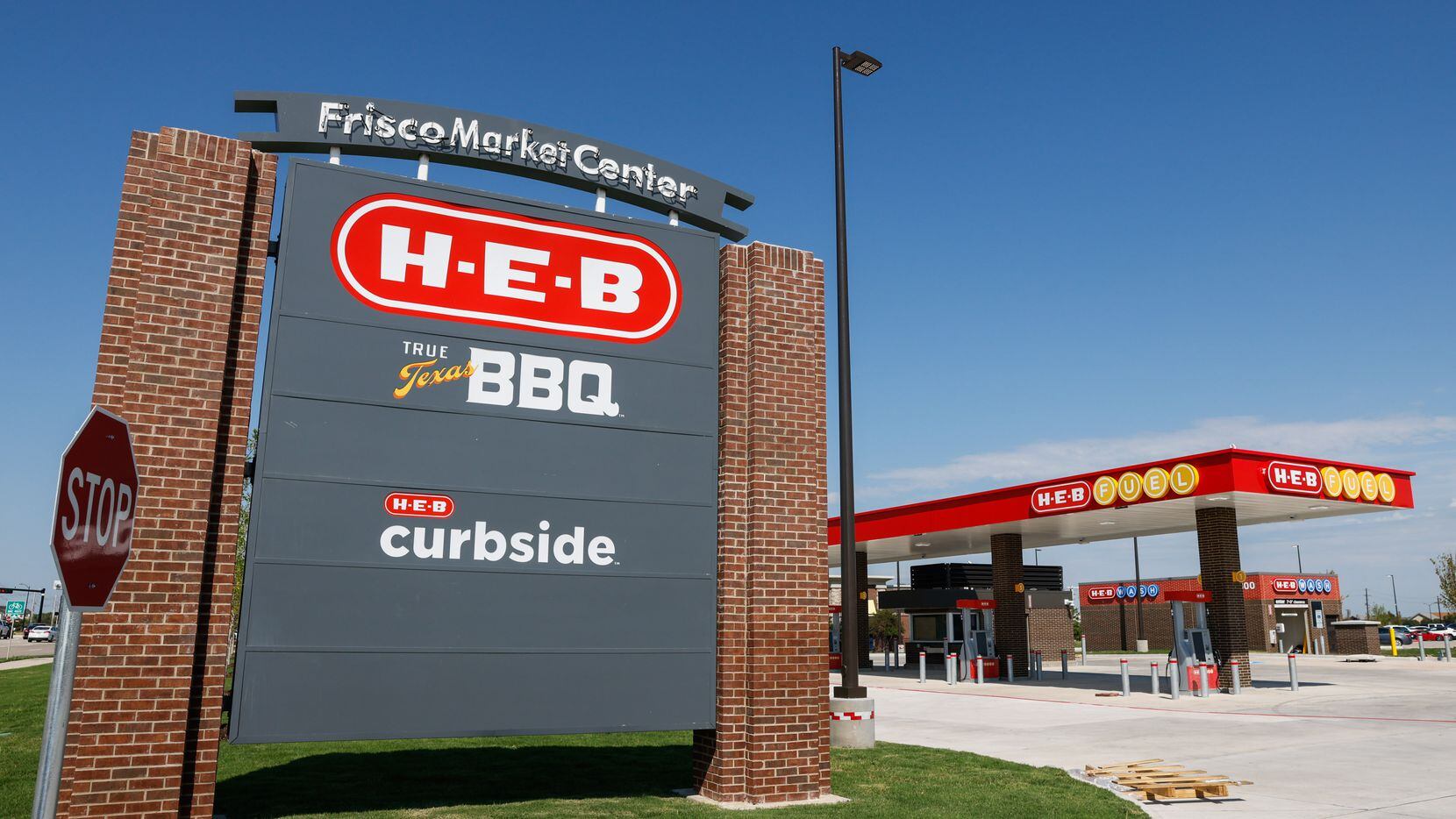 H-E-B ofrece a sus clientes una tarjeta de débito.