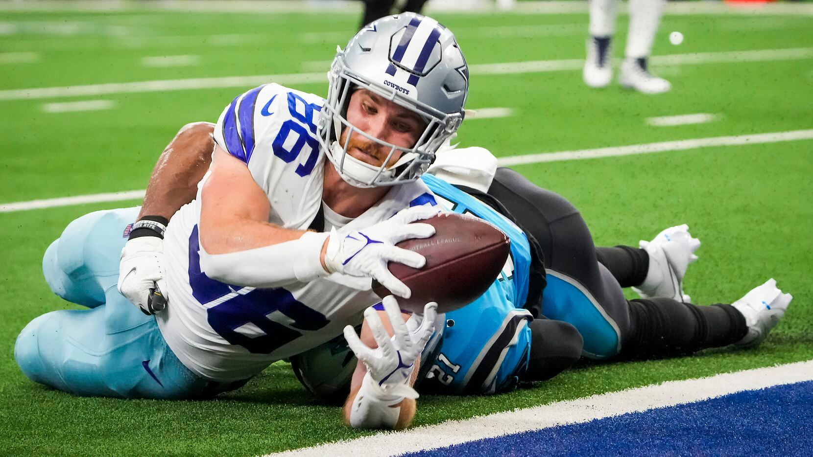 Dallas Cowboys tight end Dalton Schultz (86) comes up short of the end zone on an attempted...