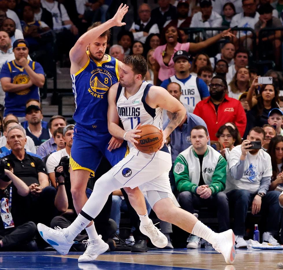 Dallas Mavericks guard Luka Doncic (77) drives to the basket against Golden State Warriors...