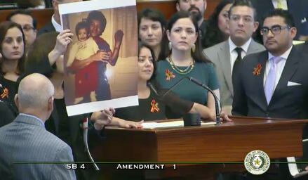 La representante estatal Victoria Neave muestra una foto con su padre, quien emigró sin...