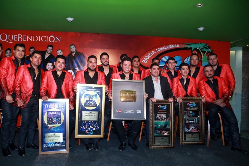 La Banda MS recibió disco de oro por 30 mil copias del álbum “Que Bendición”. 
