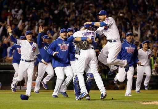 Jugadores de los Cubs celebran la victoria sobre Dodgers en el Juego 6 de la Serie de...