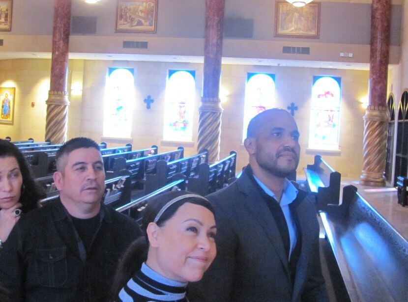 Juan Pérez (derecha) y su esposa Gloria Pérez (centro) toman un tour de la iglesia católica...
