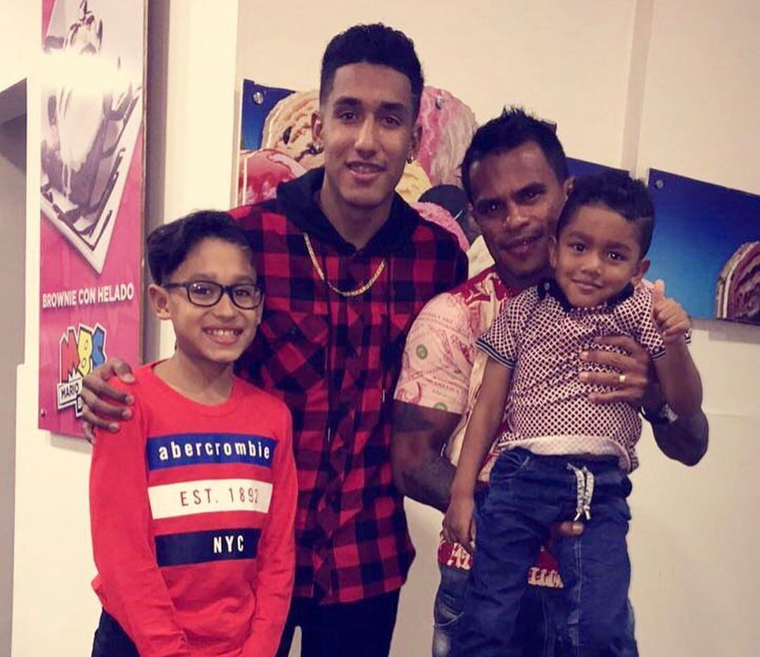 El delantero del FC Dallas, Jesús Ferreira, aparece en la foto con sus hermanos Santiago, a...