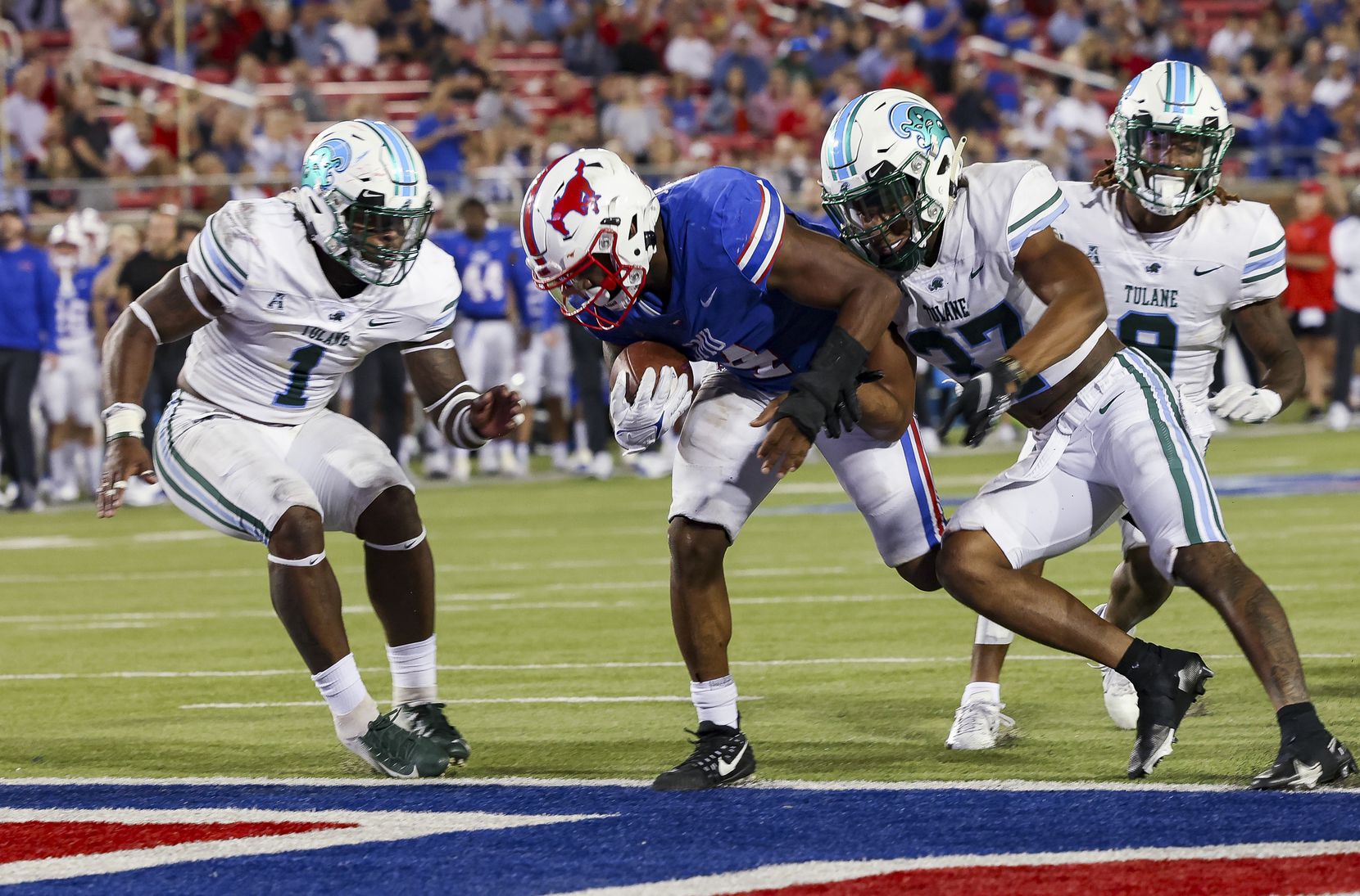 Southern Methodist Mustangs running back Tre Siggers (4) scores a touchdown during the...