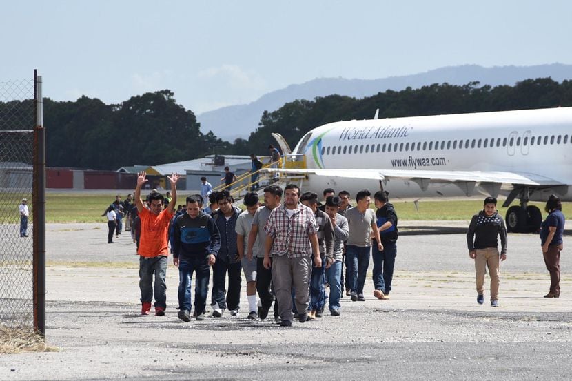 Personas de Guaremala regresan a su país luego de ser deportados desde Estados...
