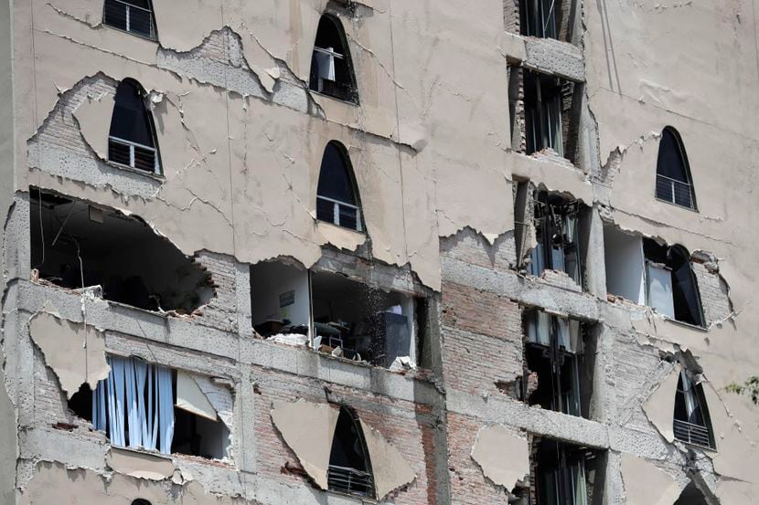 Restos de un edificio dañado después de un terremoto en la Ciudad de México, el martes 19 de...