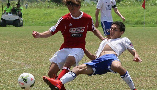 Abraham Lazo (der.) y el FC Dallas Premier ganaron la división Sub-17 del campeonato de la...