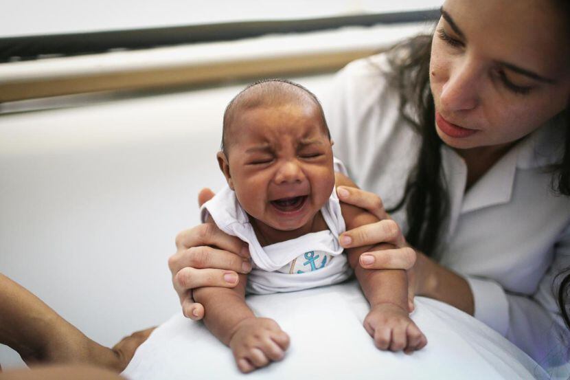 La doctora Valeria Barros junto a un bebé de 6 sermanas que nació con microcefalia en...