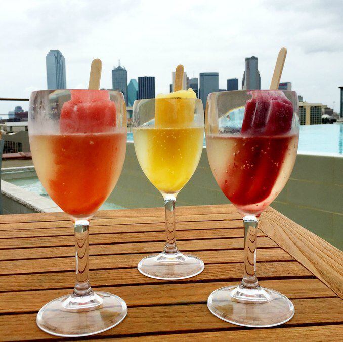 Paletas heladas con champaña, en el Soda Bar, donde además tienes una gran vista de Dallas.