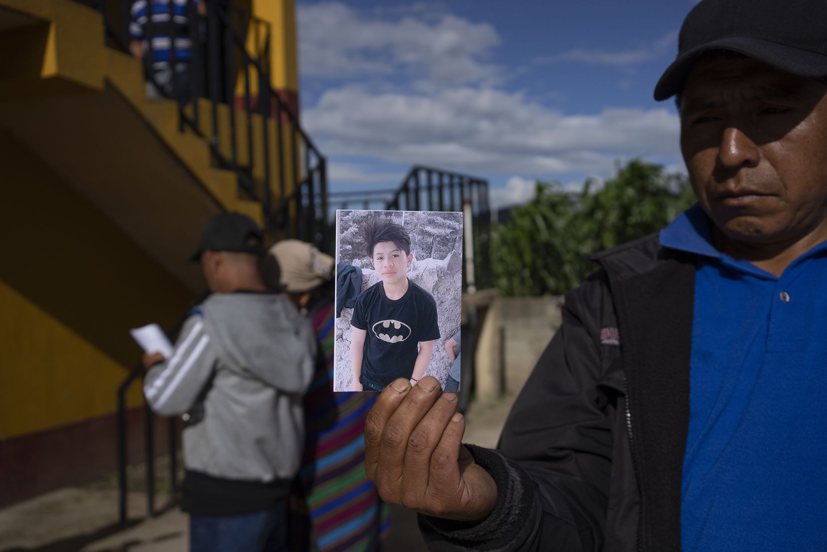 Un hombre muestra un retrato de Wilmer Tulul, en Tzucubal, Guatemala, el miércoles 29 de...