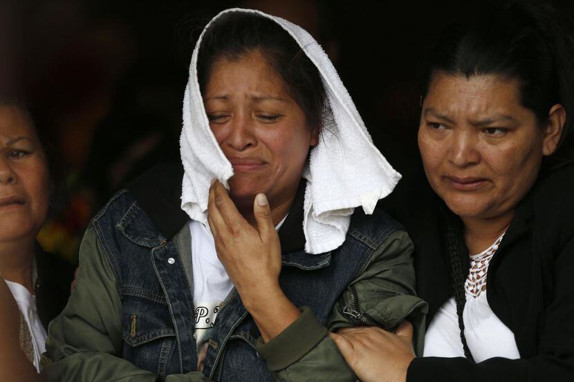 Ana Henríquez llora durante el funeral de su hijo José Cruz, el adolescente que murió a...