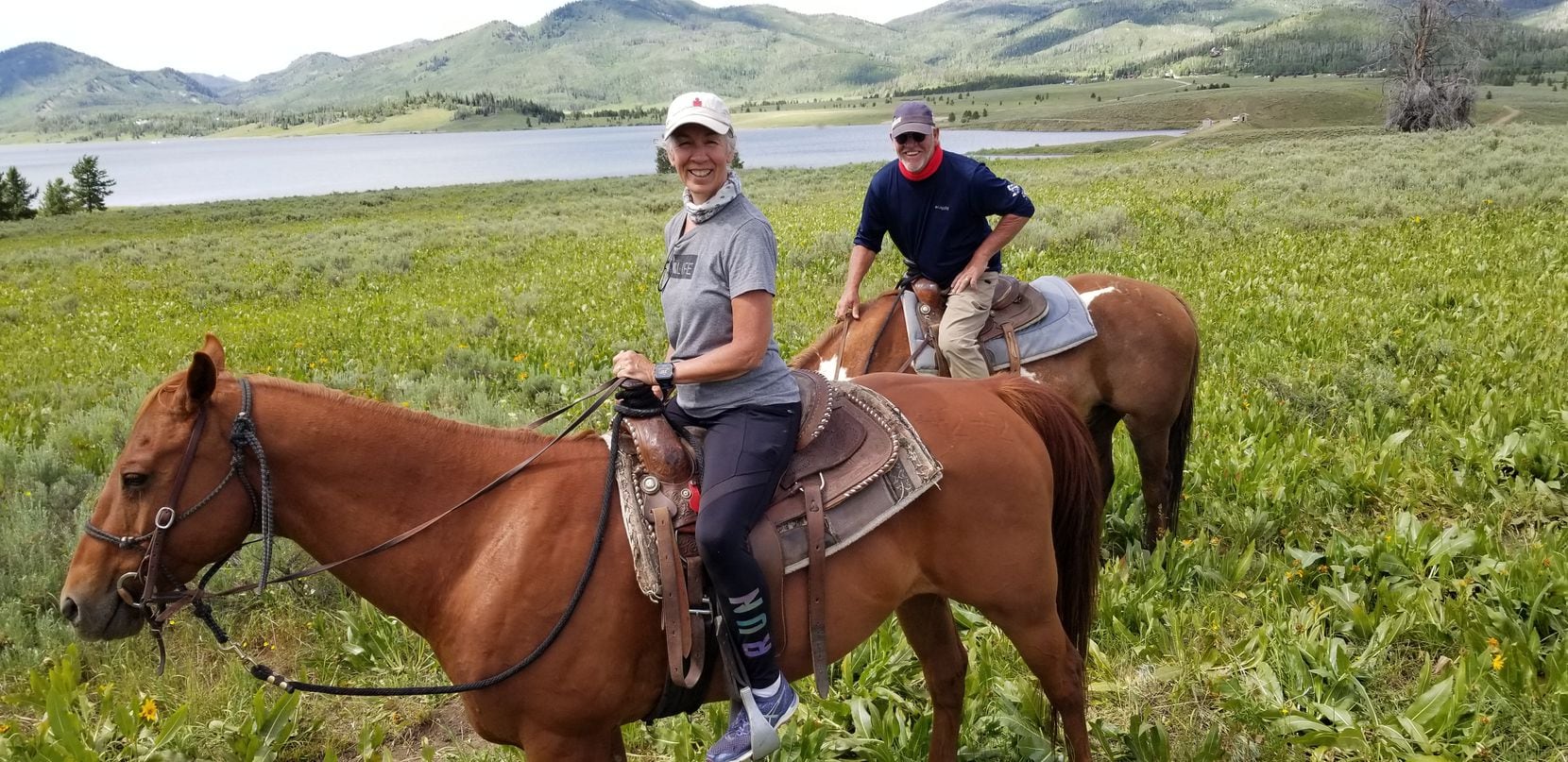 Lisa Lowe, de 59 años, y su esposo Keith, de 65, vivieron en Palmer, Texas, hasta que se jubilaron y vendieron su casa en 2019. Viajan a tiempo completo en la corriente de aire de 25 pies.