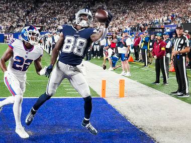 Dallas Cowboys wide receiver CeeDee Lamb (88) makes a one-handed catch for a touchdown  past...