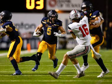 Highland Park running back Jay Cox (5) runs the ball against Flower Mound Marcus during the...