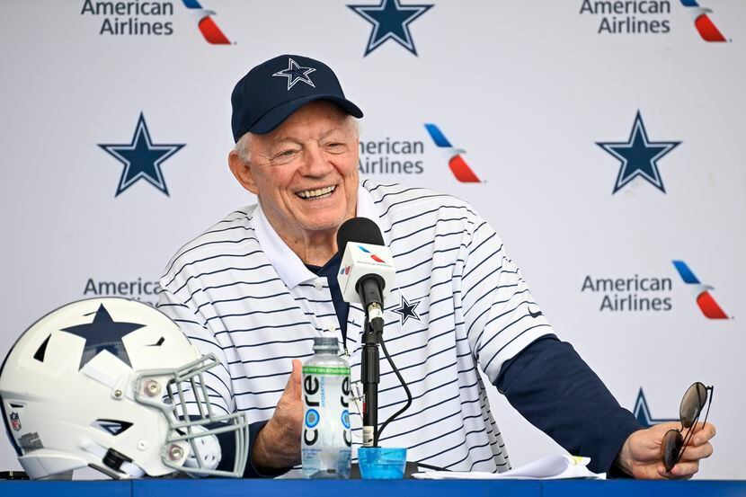 El dueño de los Dallas Cowboys, Jerry Jones,  sonría durante una conferencia de prensa en el...