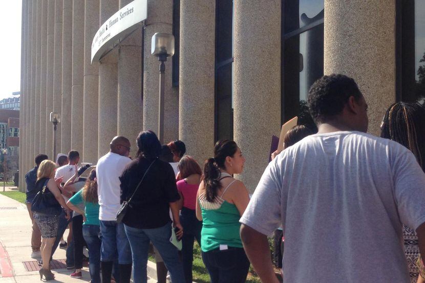 Unas 40 personas esperaron a fueras del departamento de Salud y Servicios Humanos del...