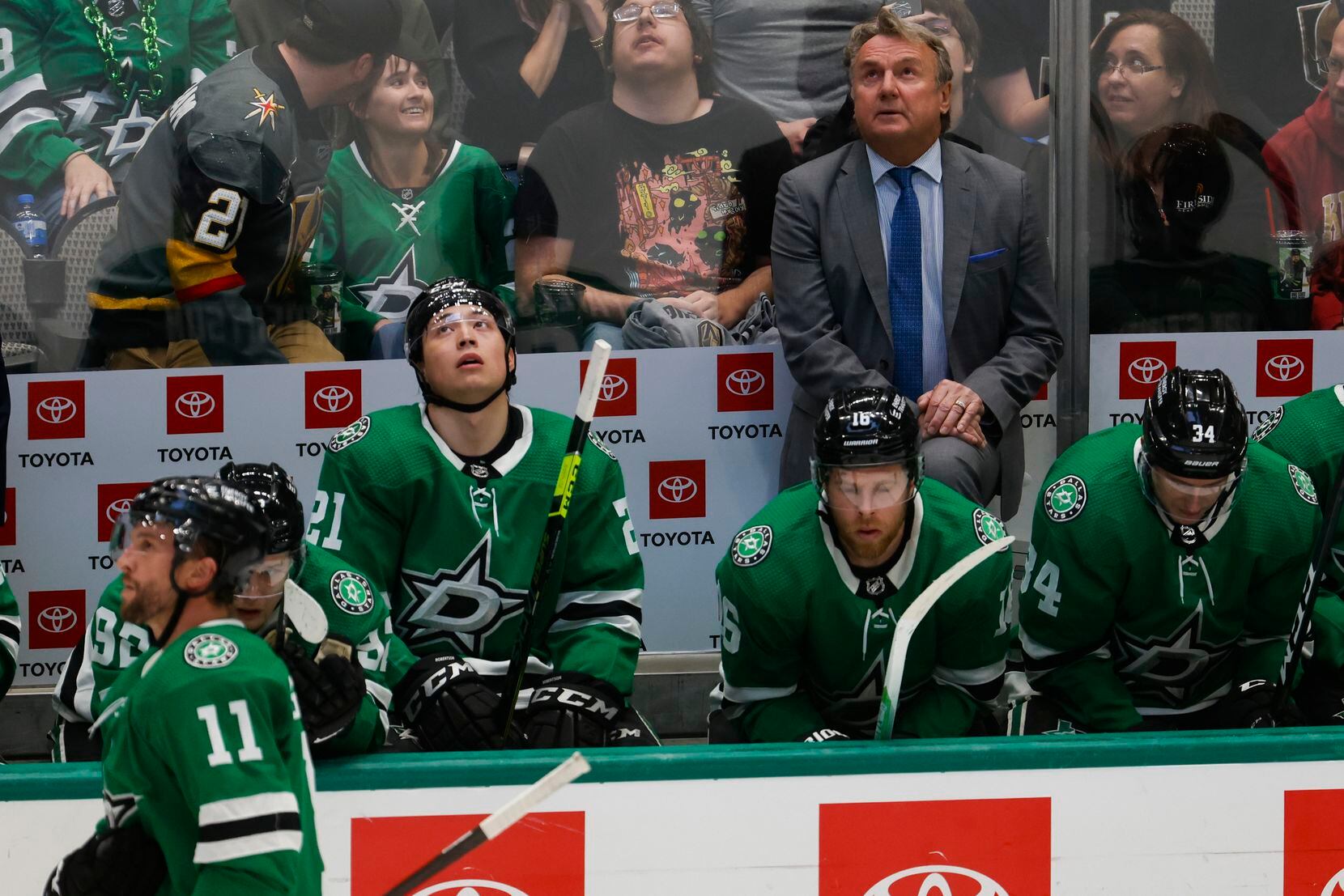 The Dallas Stars bench reacts to Vegas Golden Knights center Chandler Stephenson’s (20),...