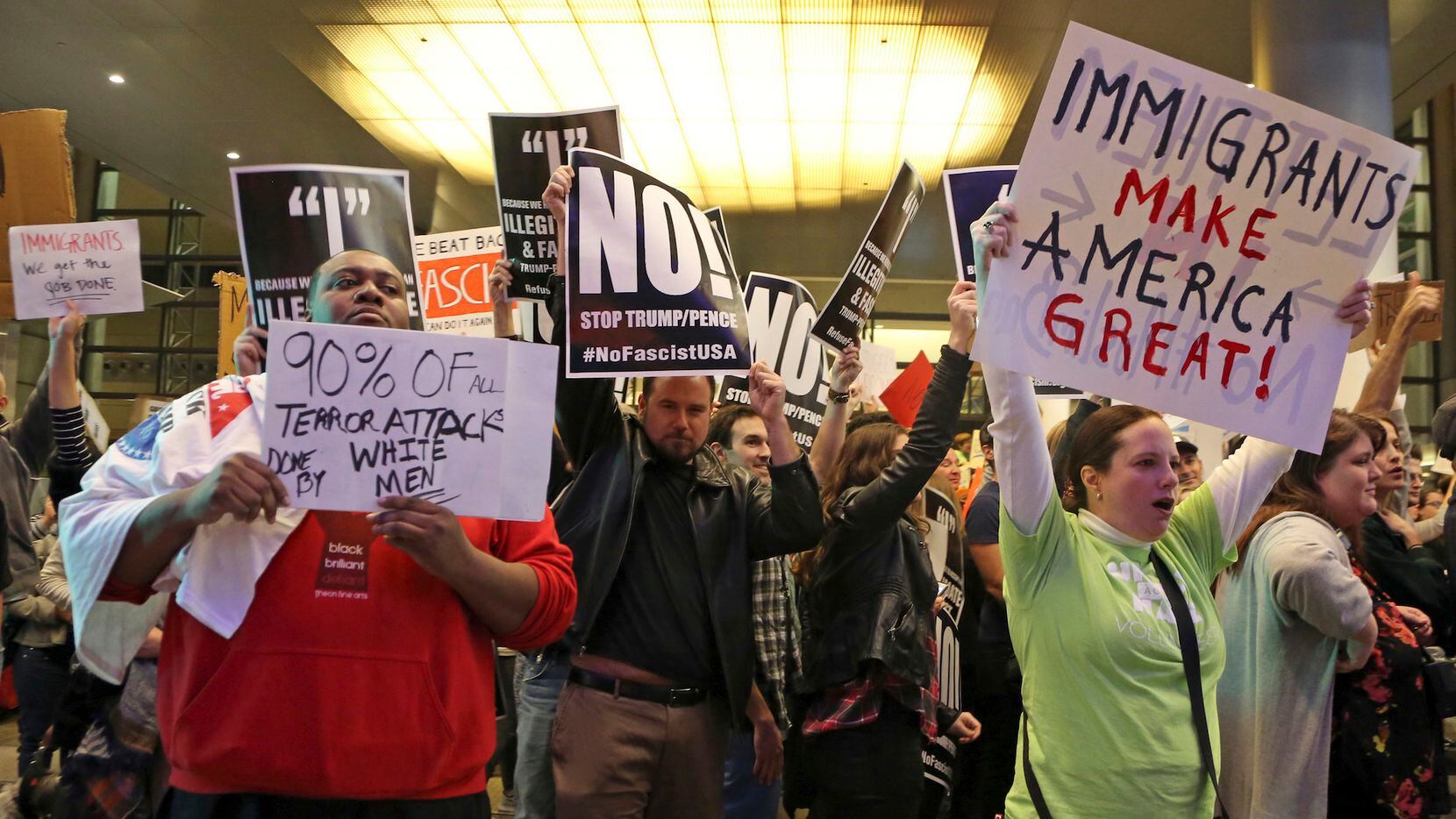 Personas se manifestaron en el Aeropuerto Internacional JFK de Nueva York, en oposición a la...