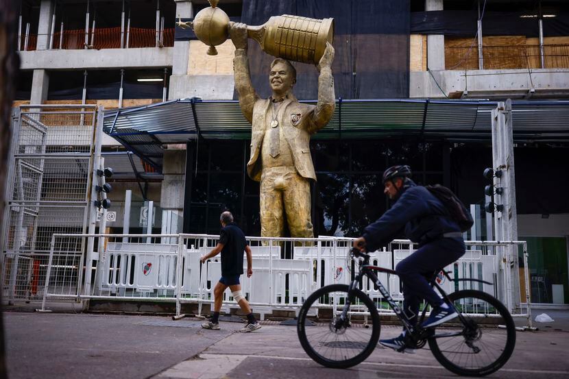 Una estatua del exentrenador del River Plate, Marcelo Gallardo, se encuentra afuera del...