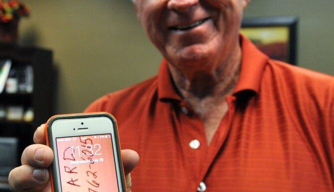 Ben Wilson muestra su iPhone que sobrevivió a una caída de 9,300 pies desde un avión....