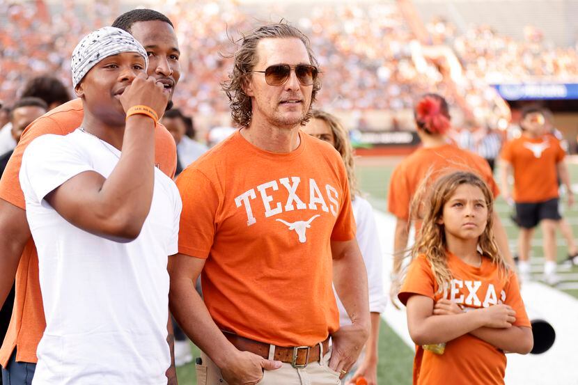 Matthew McConaughey (centro) durante un juego en el Darrell K Royal-Texas Memorial Stadium...
