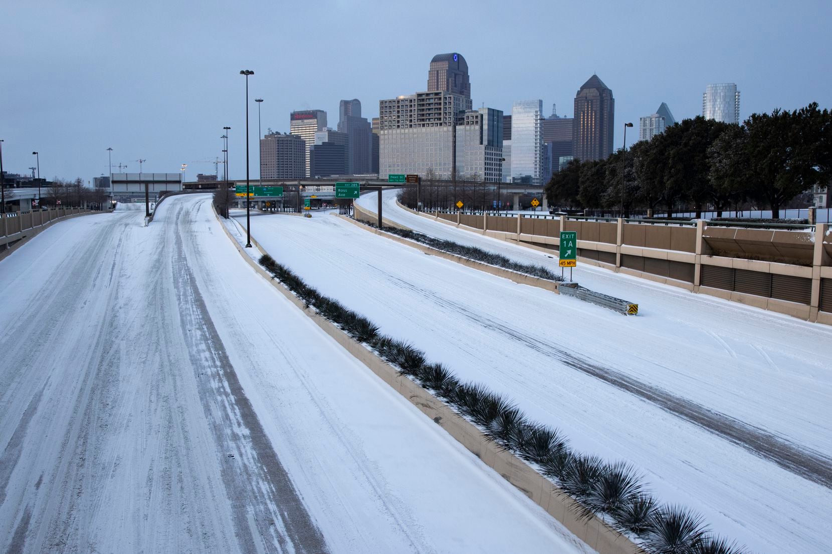 Snow and ice sweep through North Texas in frigid February snow spell