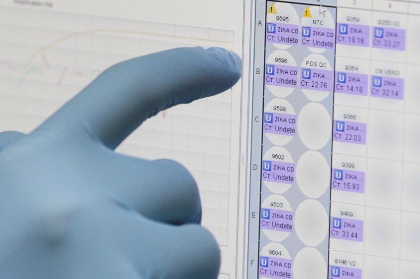 Un investigador prepara una muestra del virus del zika en un laboratorio.
