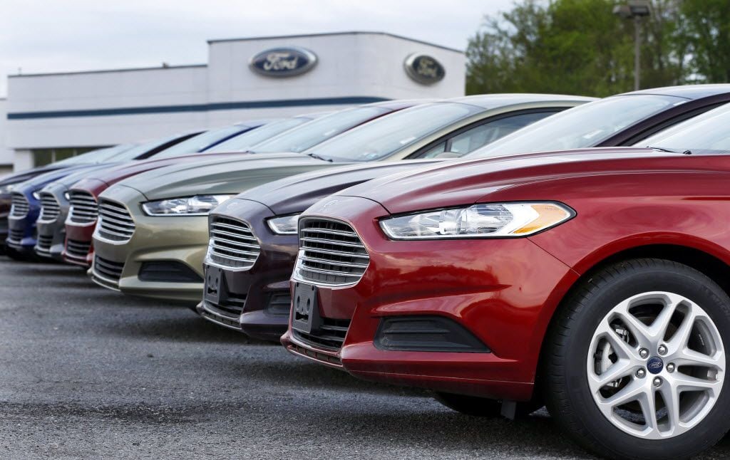 Une rangée de Ford Fusion en exposition chez un concessionnaire automobile en Pennsylvanie. (AP Photo/Keith Srakocic, File) 