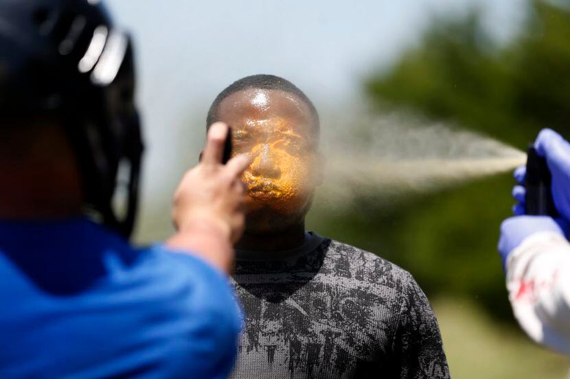 Nick Askey, un recluta de la policía de Dallas, recibe el gas lacrimógeno como parte de su...