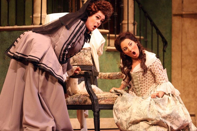 Andrea Carroll (der.) como Susanna en "The Marriage of Figaro" en el Bass Performance Hall...