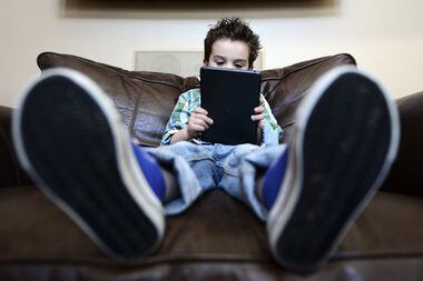 Un niño de tres años juega con un iPad en su casa de Livingston, Nueva Jersey, el 19 de...