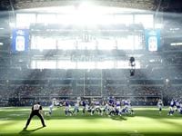 El sol entrando en el AT&T Stadium desde el poniente, mientras los Cowboys juegan contra los Giants de Nueva York, en Arlington, Texas, el domingo 10 de octubre de 2021.