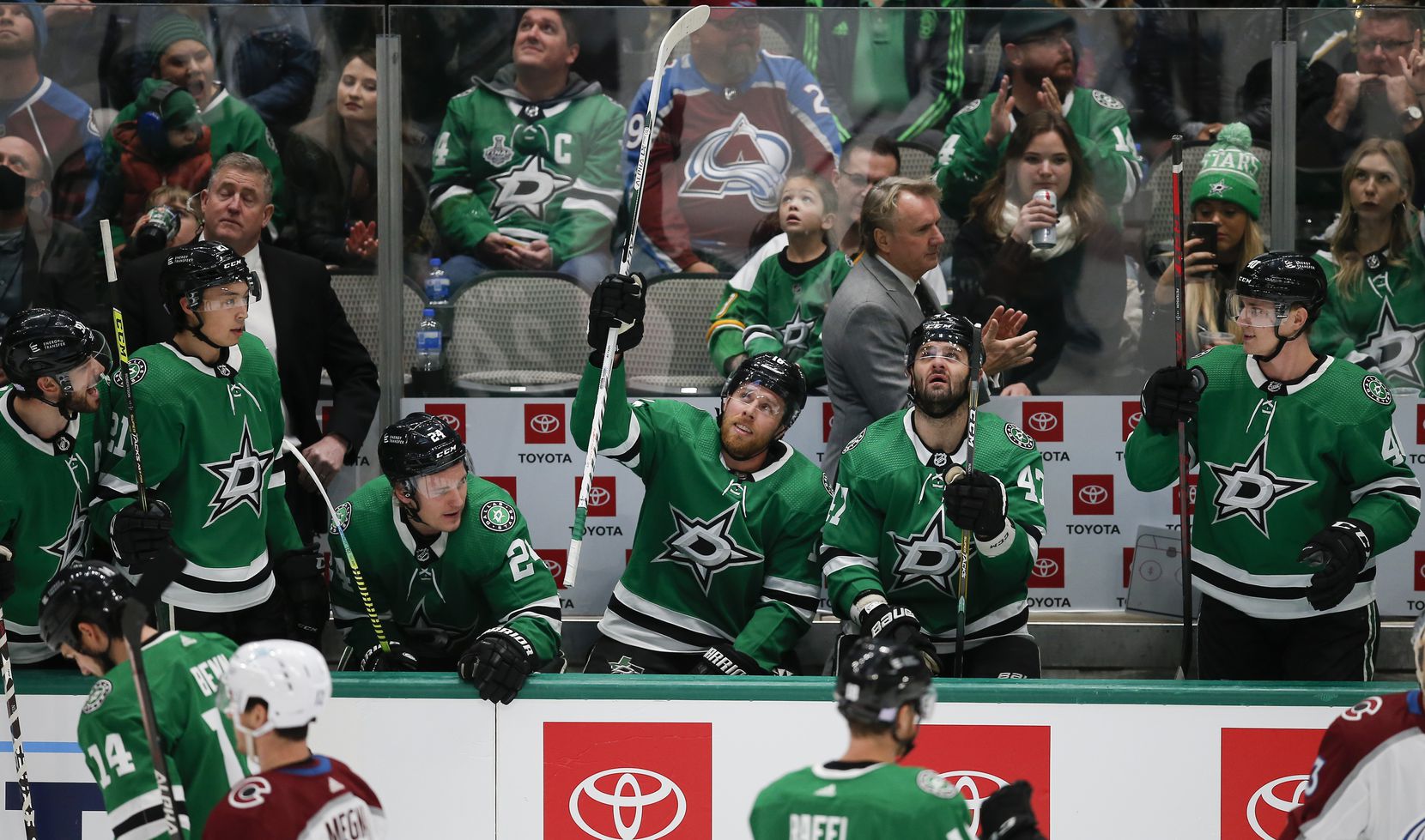 Dallas Stars forward Joe Pavelski, center, acknowledges fans after it was announced that he had scored 400 NHL career goals, with his second goal of the game, during the first period of an NHL hockey game against the Colorado Avalanche in Dallas, Friday, November 26, 2021. (Brandon Wade/Special Contributor)