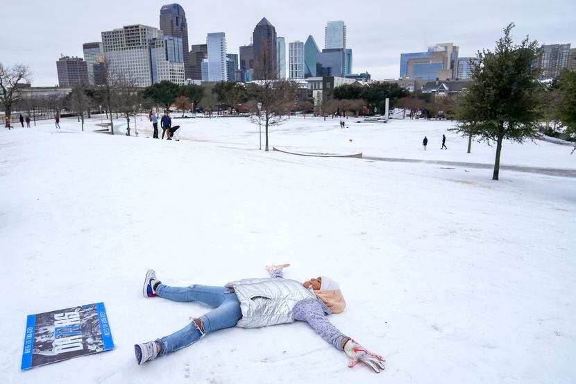 Maya West, de 8 años, juega en la nieve en el Griggs Park el 3 de febrero de 2022, en Dallas.  