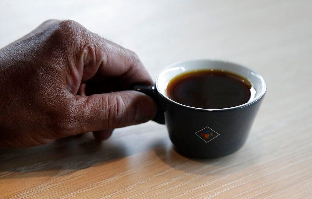 Bo Thiara, propietario de Klatch Coffee, sostiene una taza del café Elida Natural Geisha en...