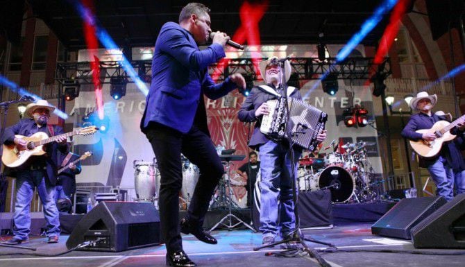 
				Larry Hernández (izq.) cantó con Intocable durante un concierto gratuito en AT&T Plaza,...