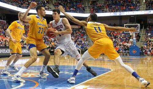 El delantero Jorge Bilbao (45) y los Mavs cayeron en cuartos de final del torneo NIT. Foto DMN
