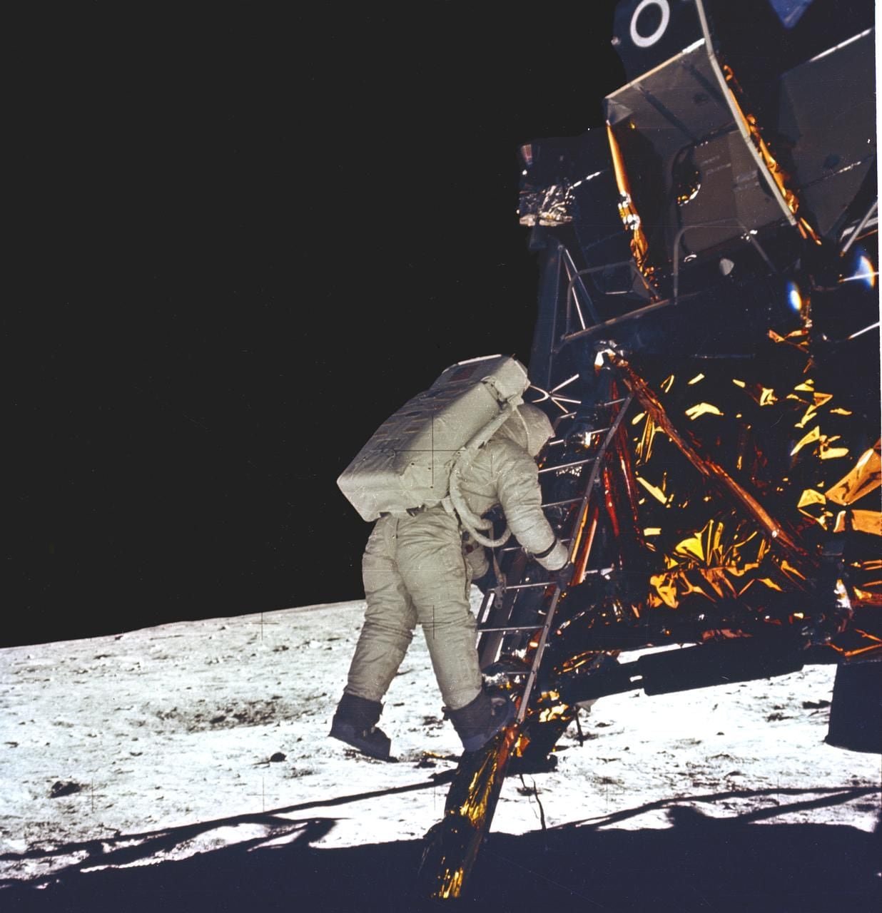 El astronauta Buzz Aldrin desciende del módulo lunar para caminar sobre la Luna como parte...
